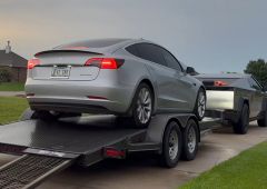 Cybertruck remorque une Tesla Model 3