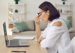 Femme agacee devant un PC portable