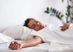 Femme qui dort dans un lit