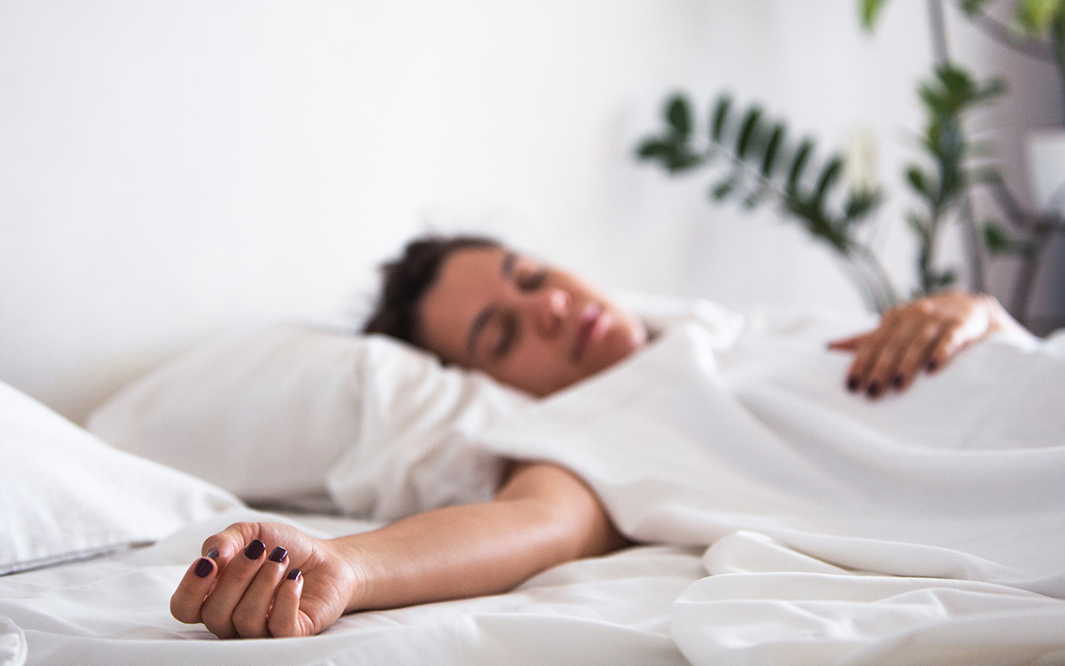 Femme qui dort dans un lit