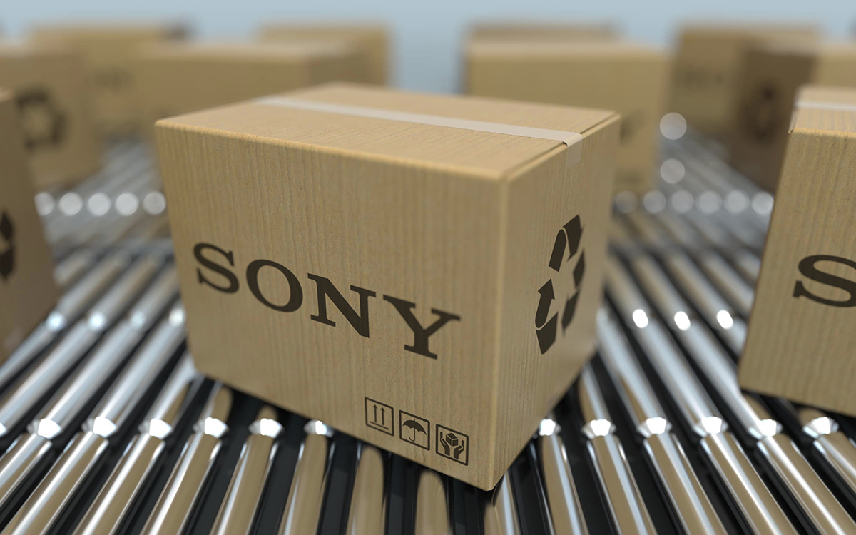 Des cartons avec le logo de Sony